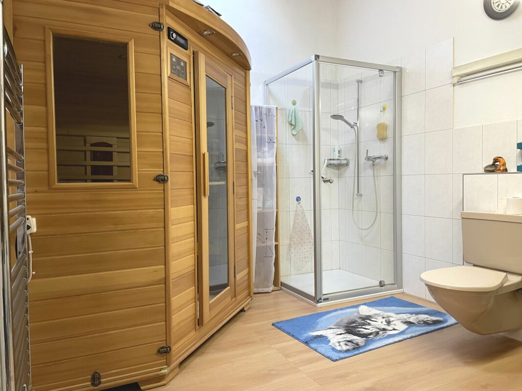 Badezimmer mit Sauna und Dusche