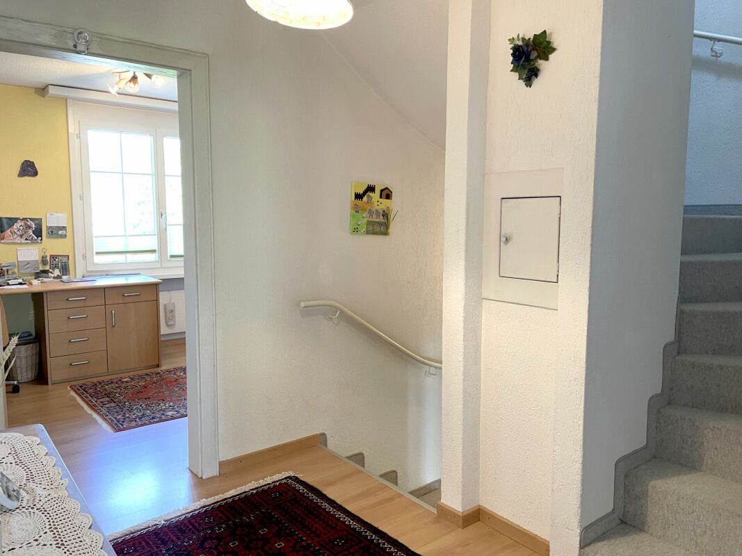 Treppenhaus mit angrenzendem Zimmer