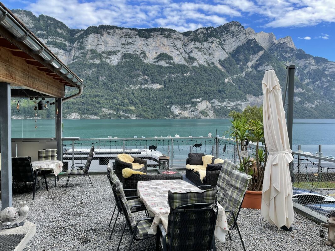 Seeterrasse mit Bergpanorama