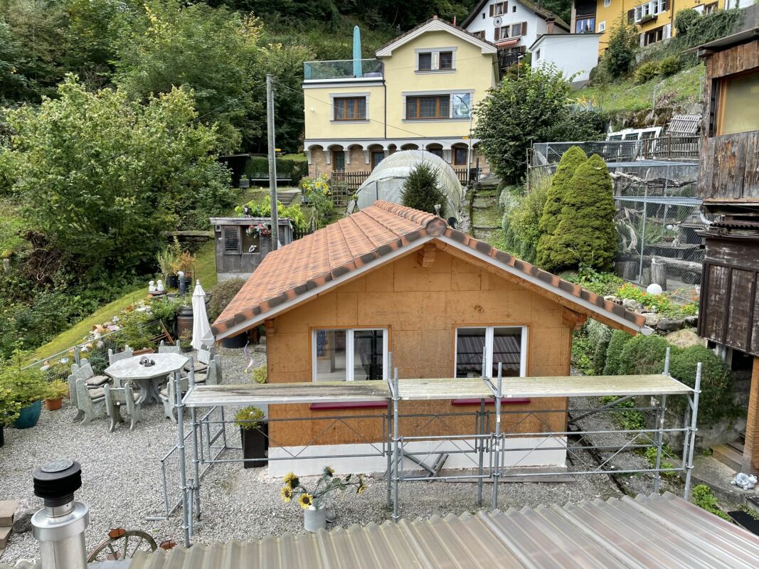 Gartenansicht mit Nebengebäude