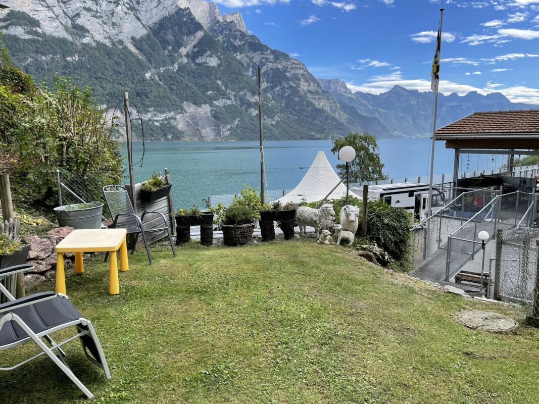 Garten mit Seeblick und Bergpanorama