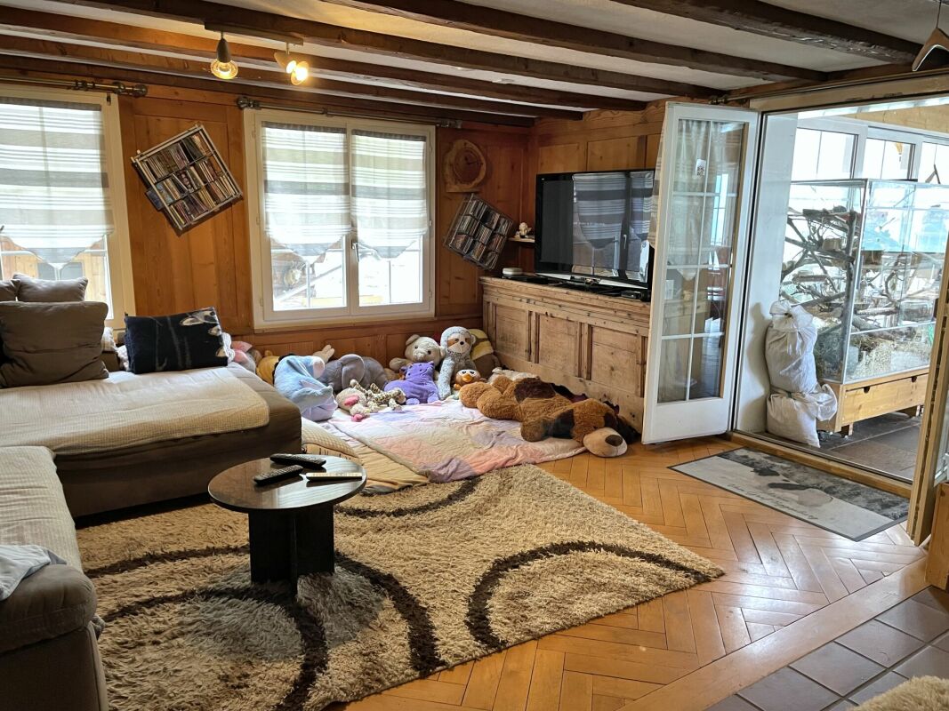 Gemütliches Wohnzimmer mit Holzvertäfelung