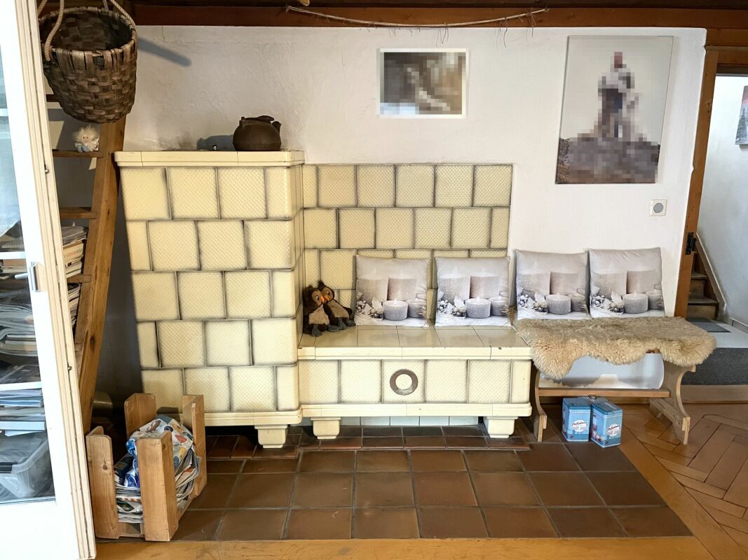 Gemütliche Sitzecke mit Kachelofen