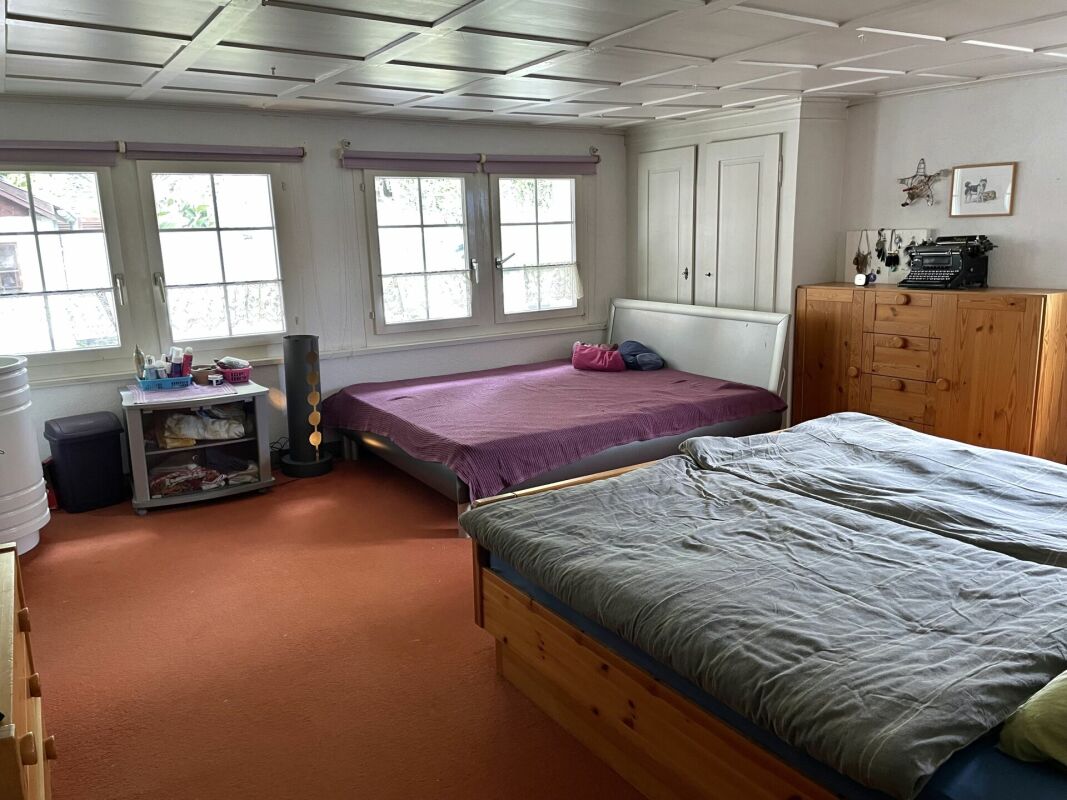Schlafzimmer mit zwei Betten und Fensterwand