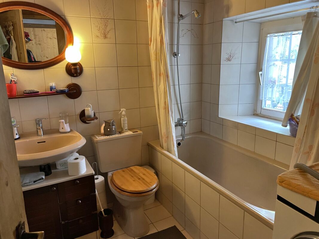 Badezimmer mit Badewanne und Waschbecken