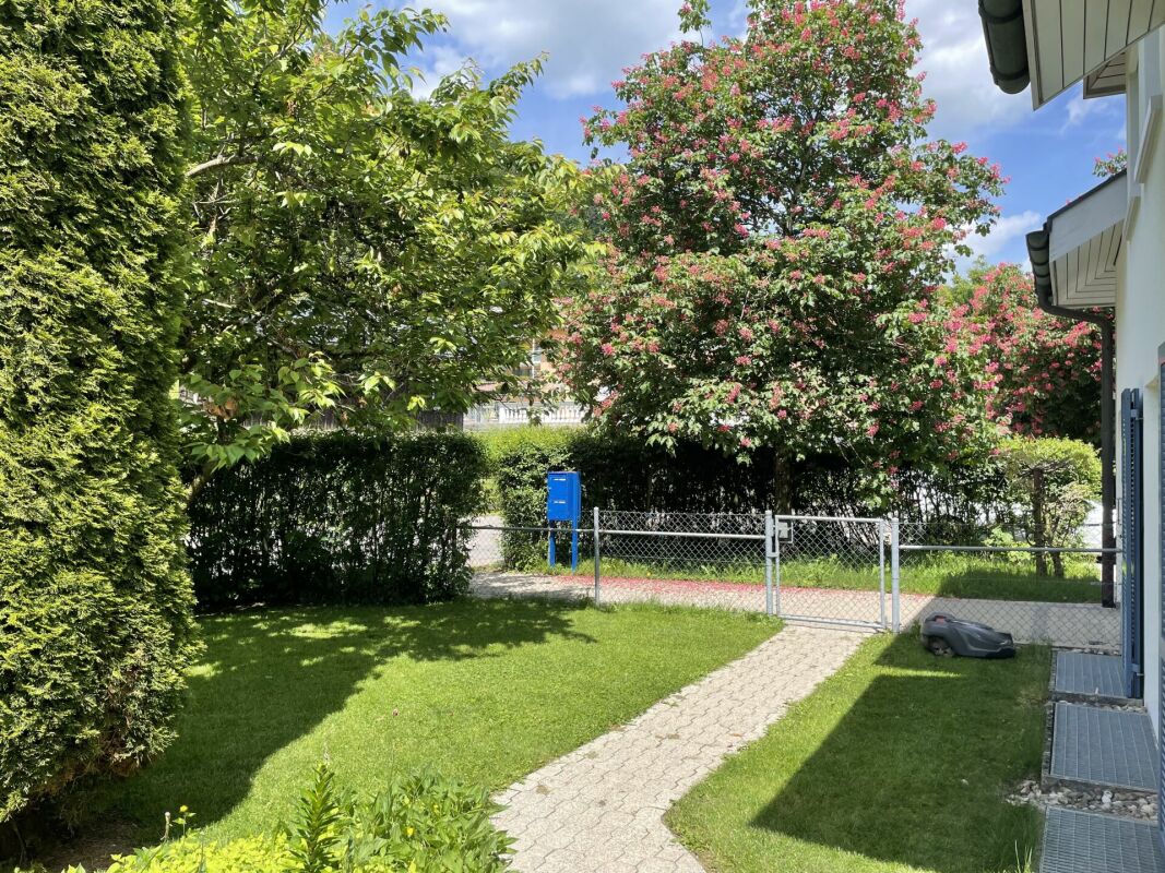Gepflegter Garten mit Zugangstor