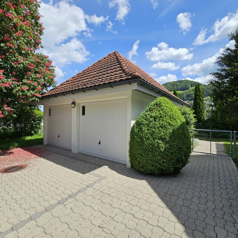 Garage mit Walmdach
