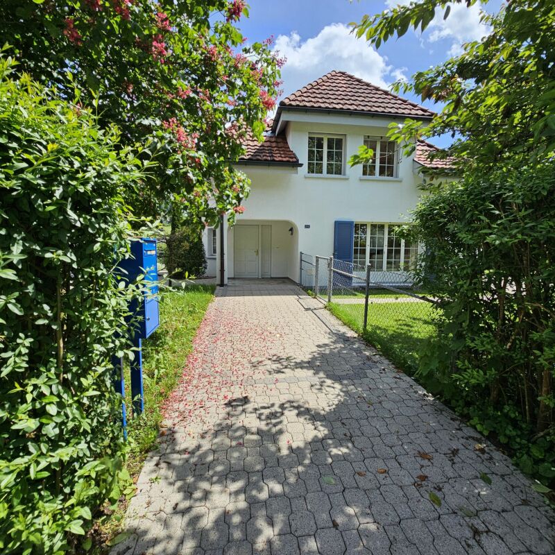 Einfamilienhaus mit Vorgarten und Zufahrt