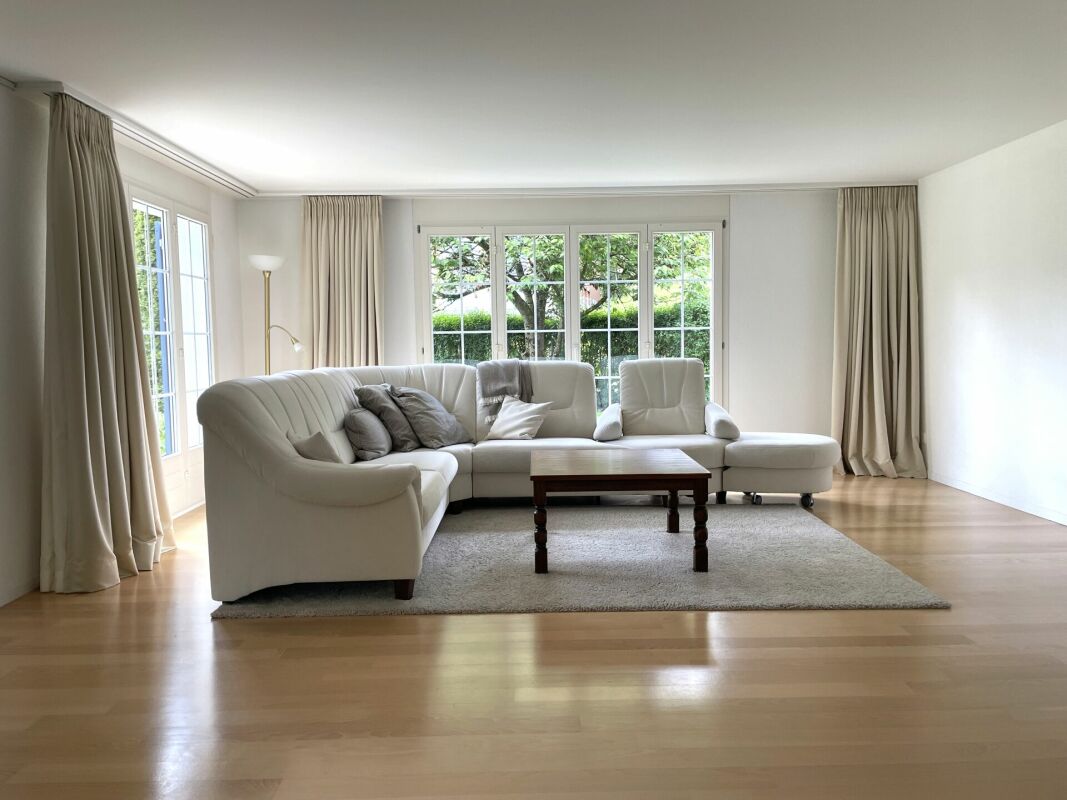 Helles Wohnzimmer mit Ecksofa