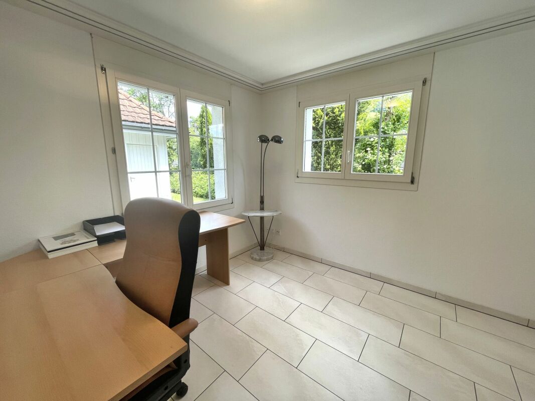 Helles Arbeitszimmer mit großen Fenstern