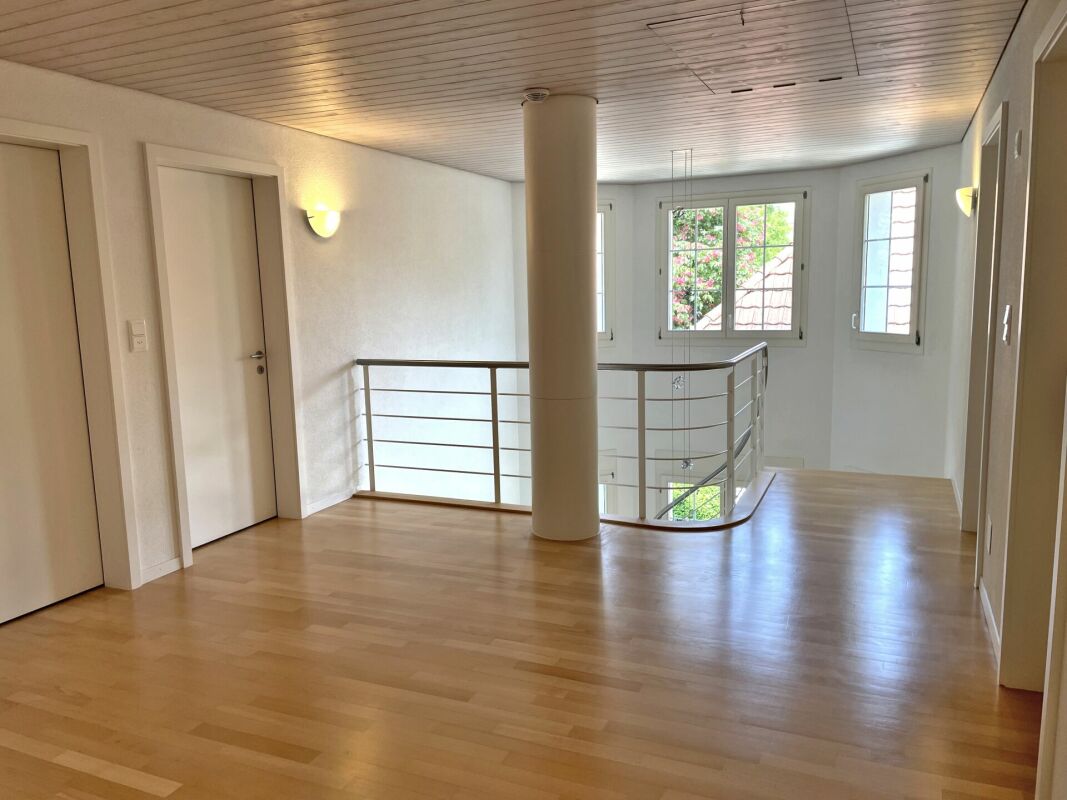 Offener Treppenbereich mit heller Holzoptik