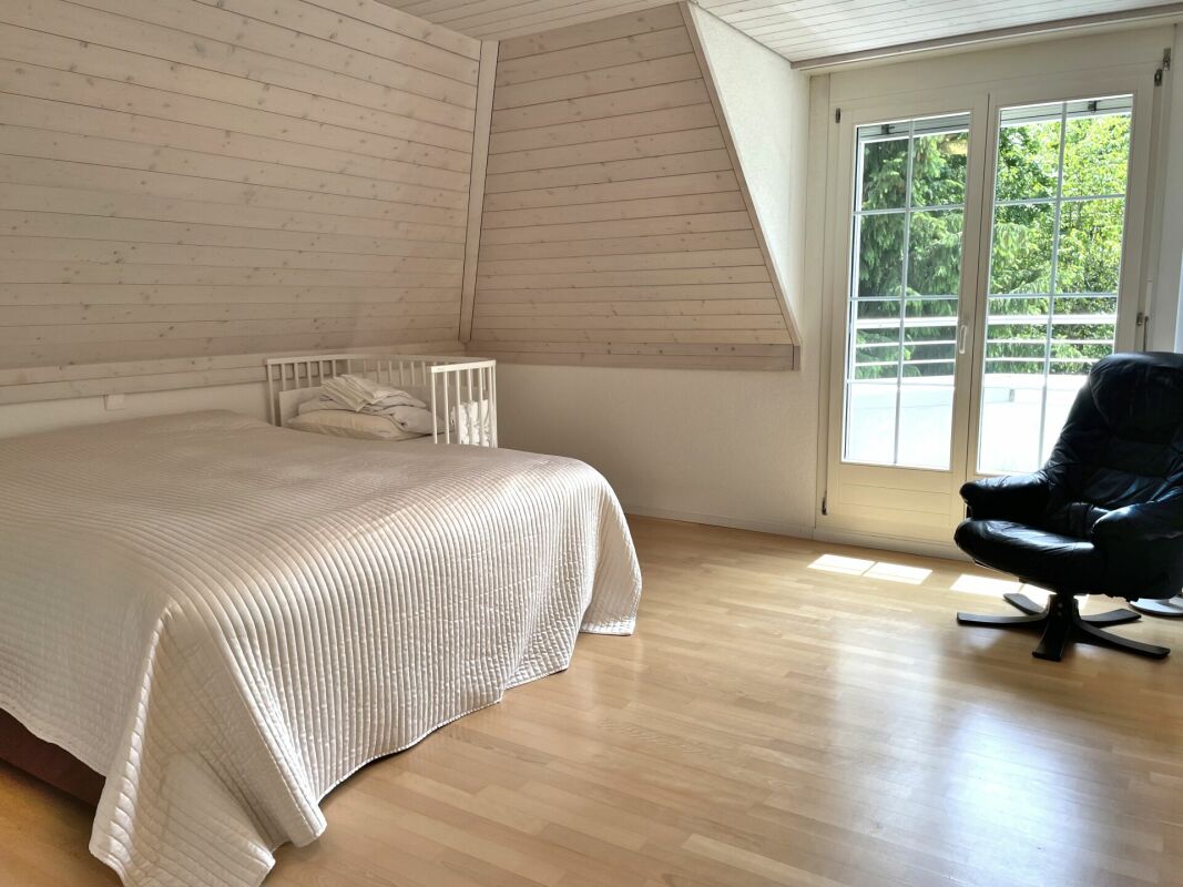 Helles Schlafzimmer mit Dachschrägen