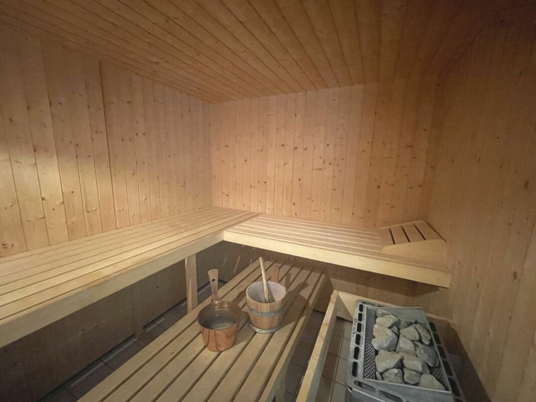Holzsauna im Innenraum