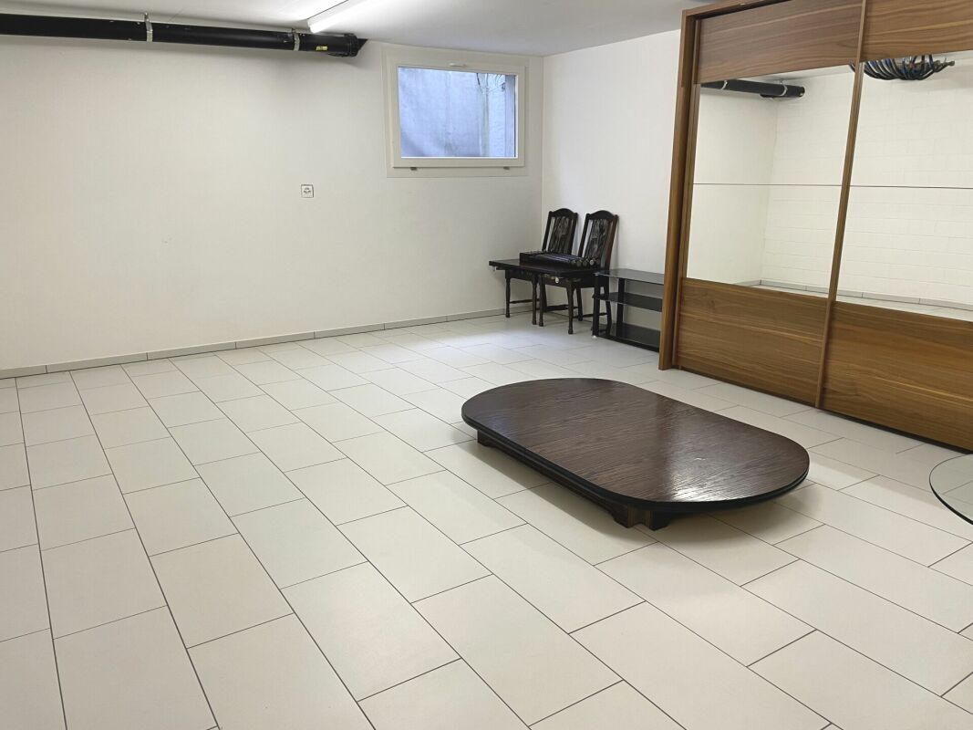 Karger Keller- oder Hobbyraum mit Einbauschrank