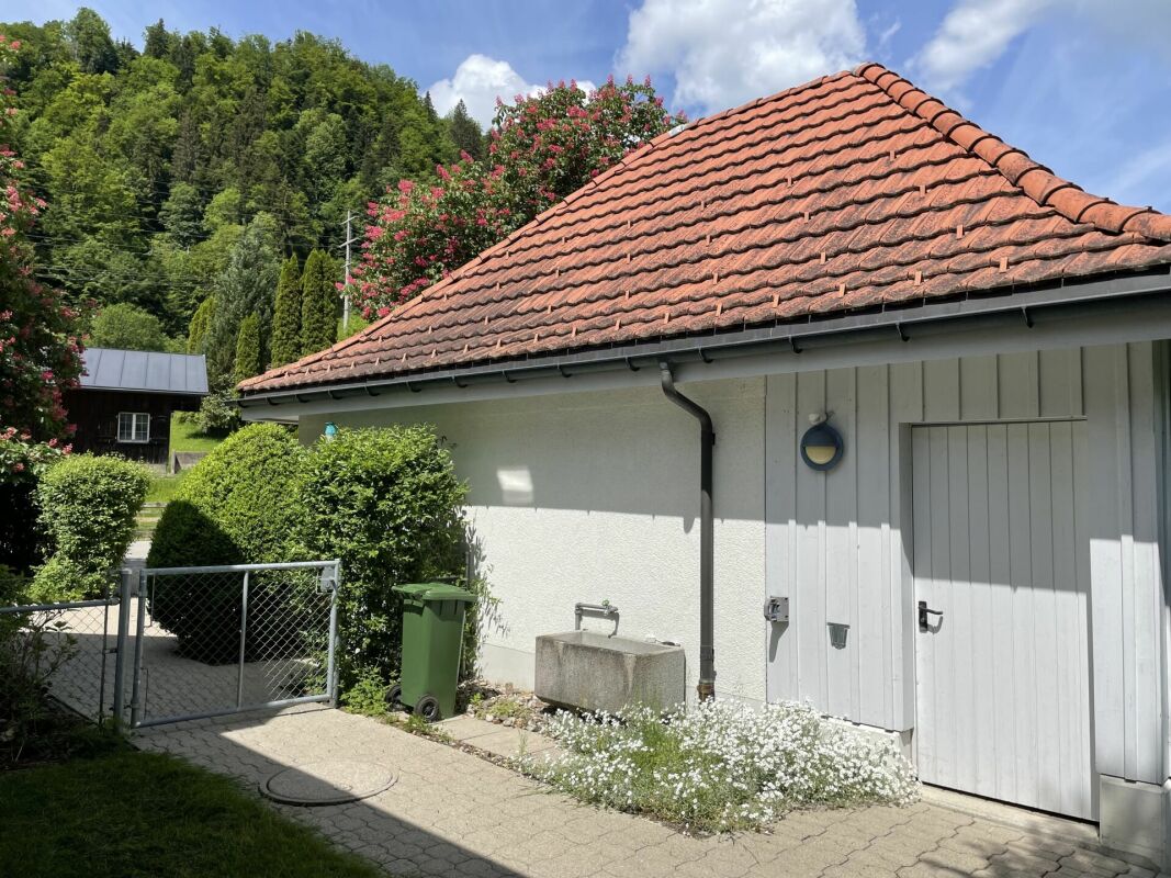 Außenansicht eines Hauses mit rotem Ziegeldach