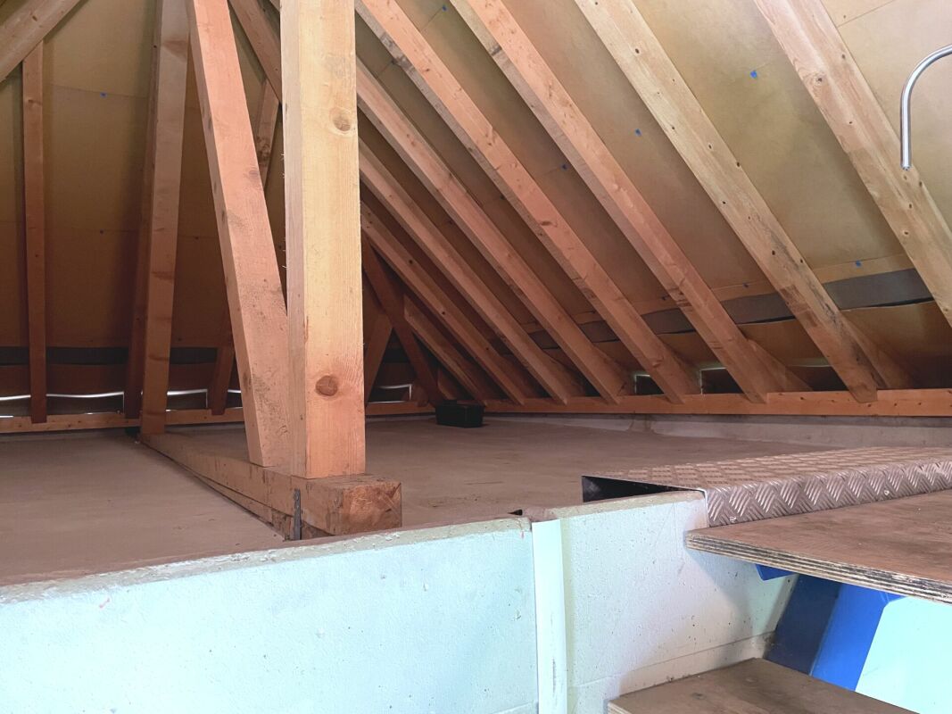 Dachboden mit Holzsparren