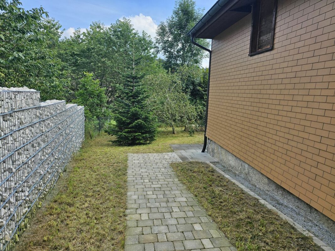 Gartenweg neben Haus