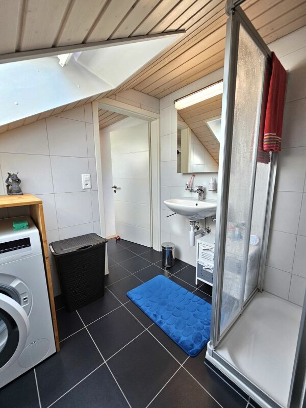 Dachbad mit Dusche und Waschbereich