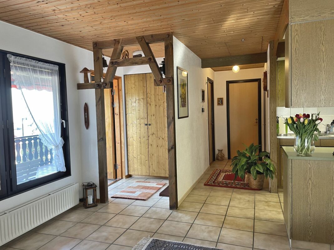 Heller Eingangsbereich mit Holzdecke