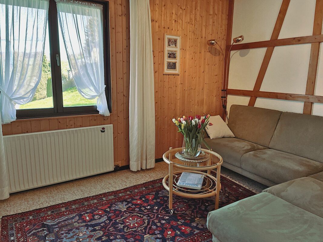 Gemütliches Wohnzimmer mit Holzverkleidung