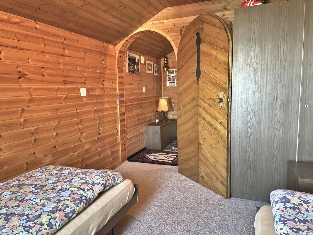 Holzvertäfeltes Schlafzimmer mit rustikalem Charakter