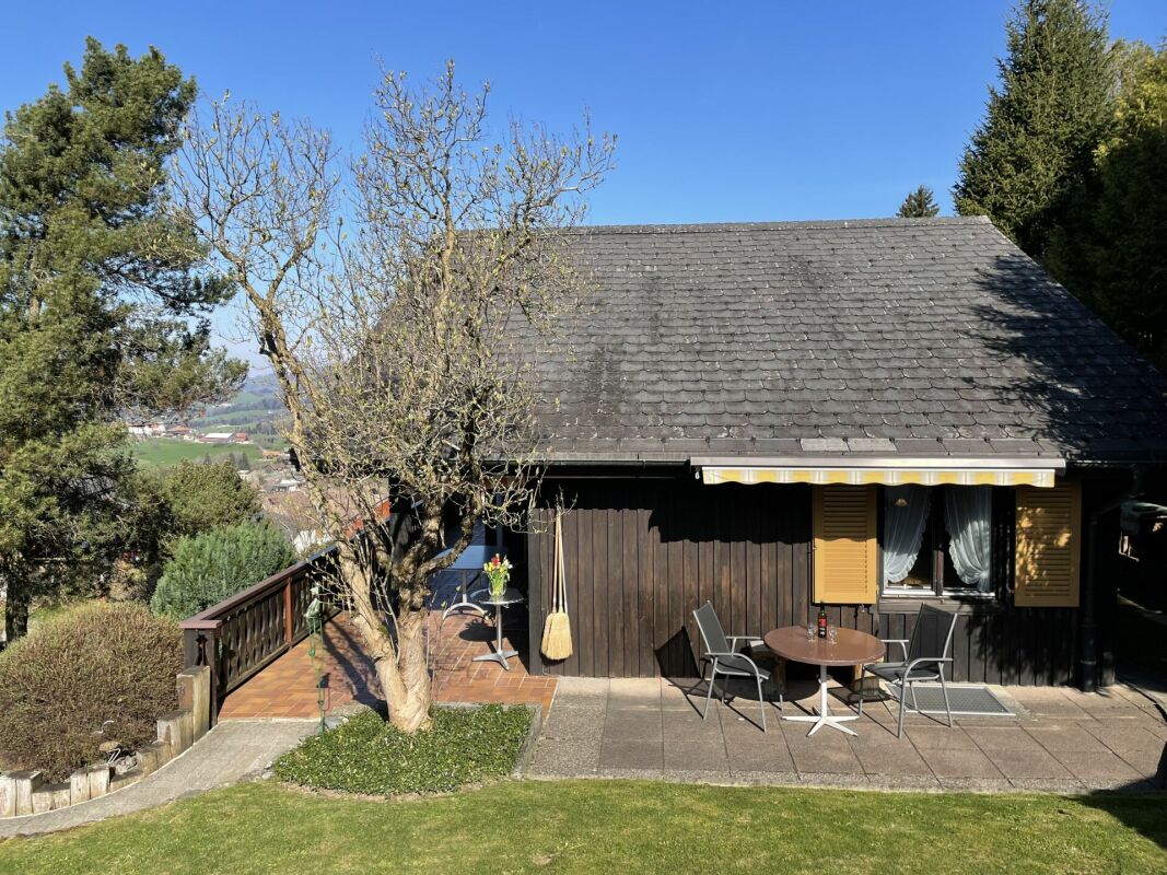 Haus mit Terrasse und Gartenblick