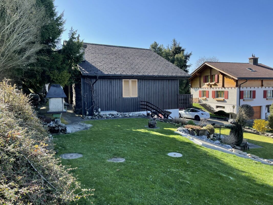 Ländliches Anwesen mit Garten und Nebengebäude