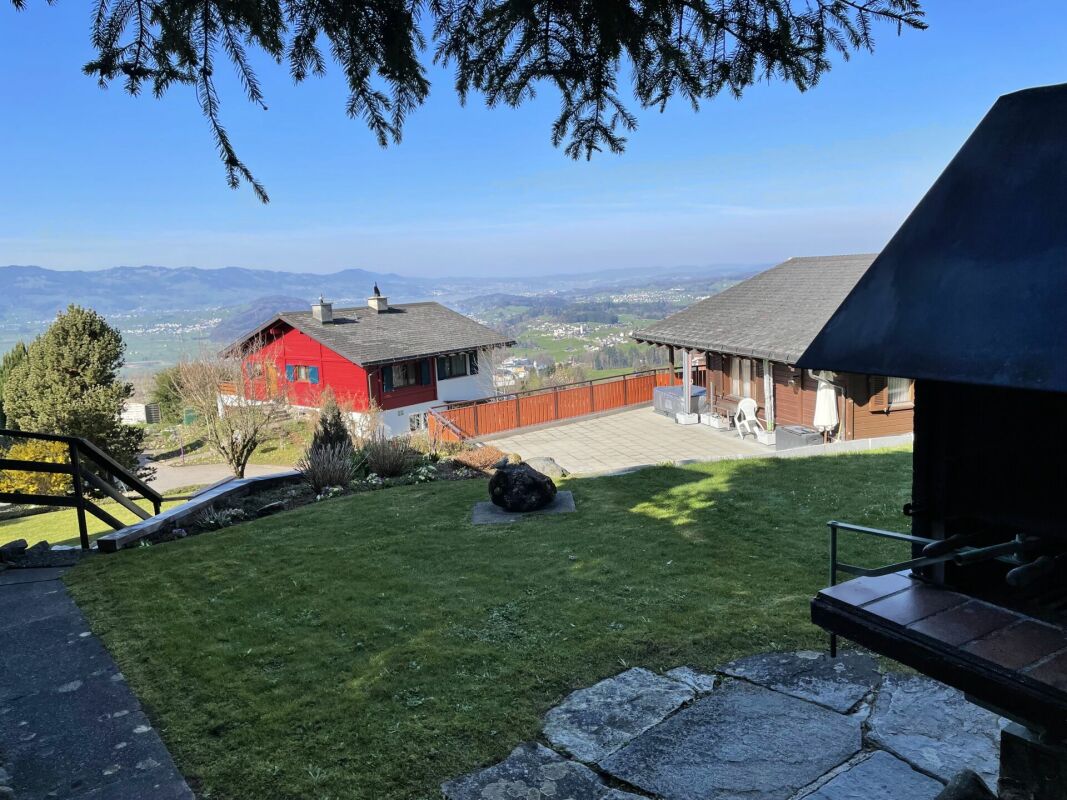 Garten mit Bergpanorama