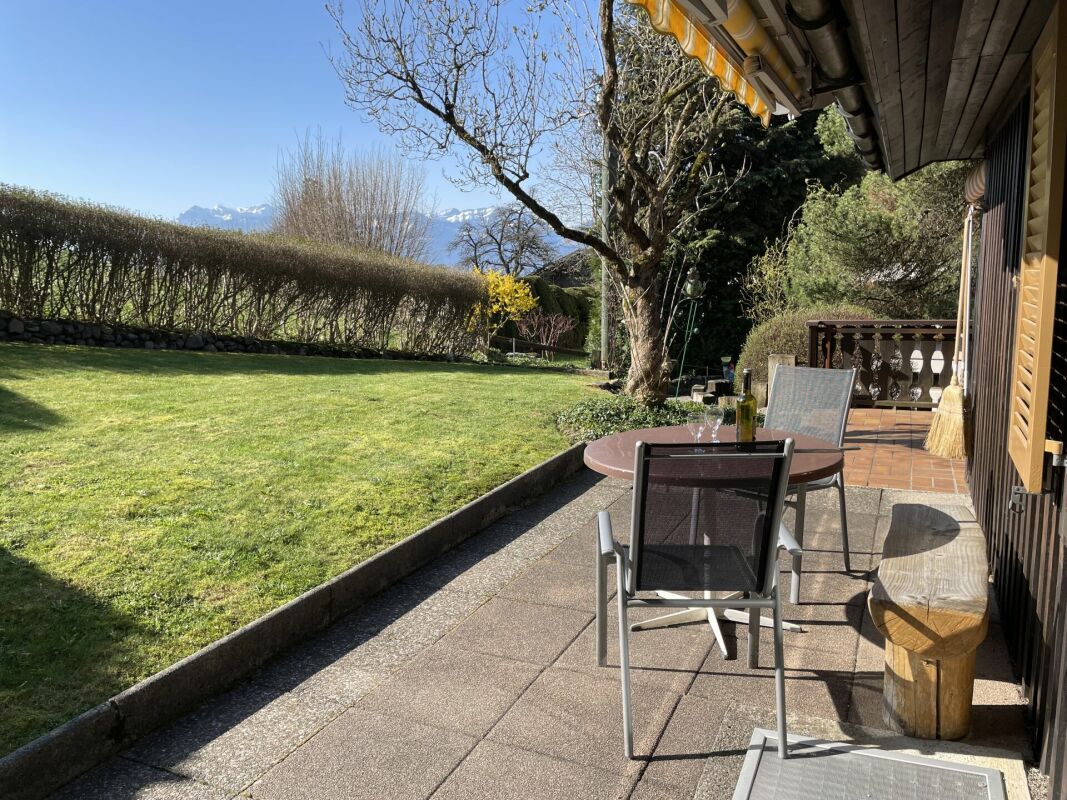 Garten-Terrasse mit Bergblick