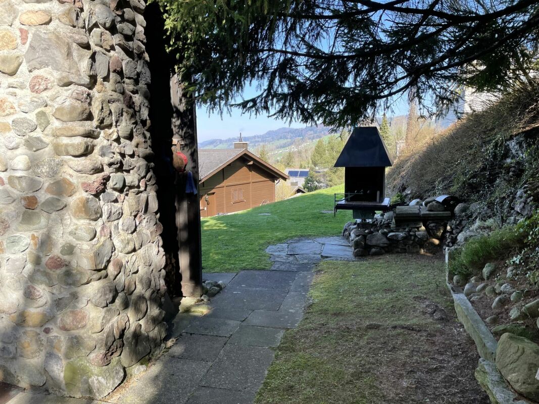 Garten mit Grillplatz und Bergblick