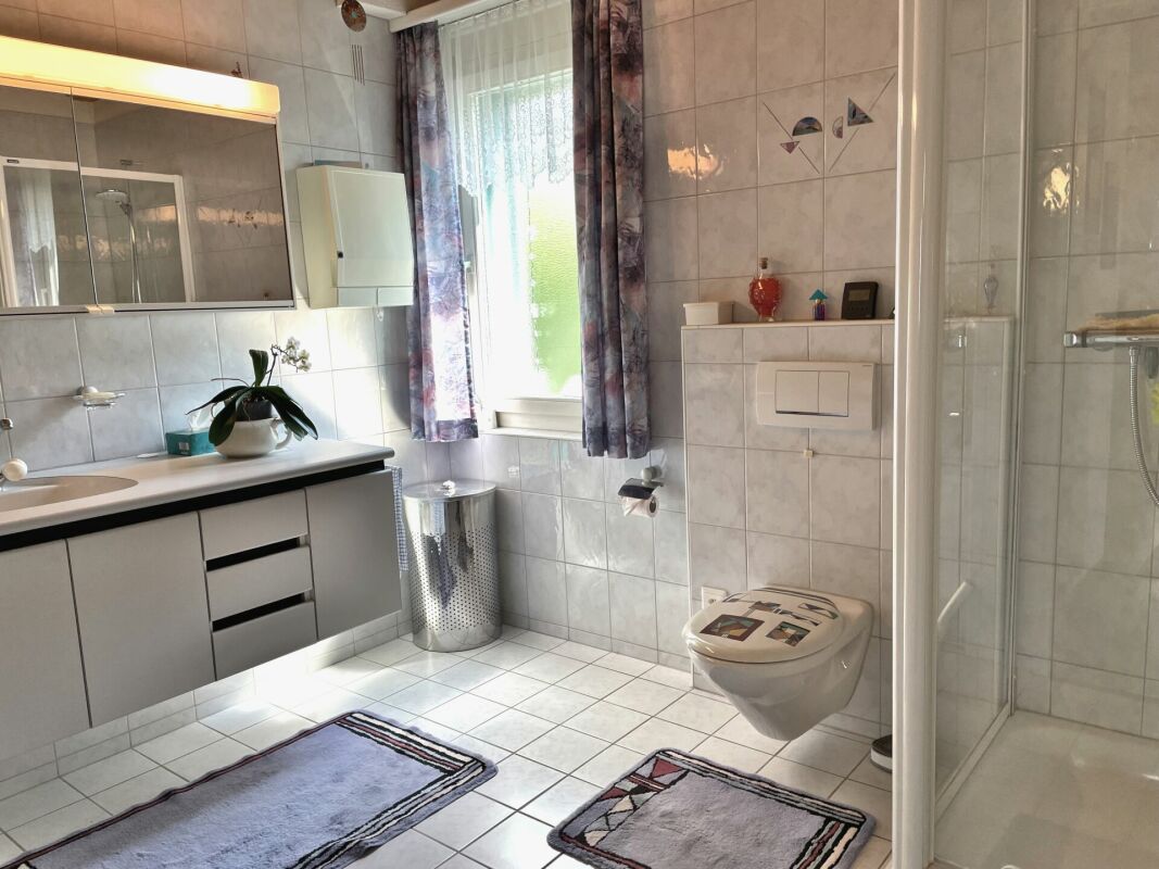 Badezimmer mit Fenster und Dusche