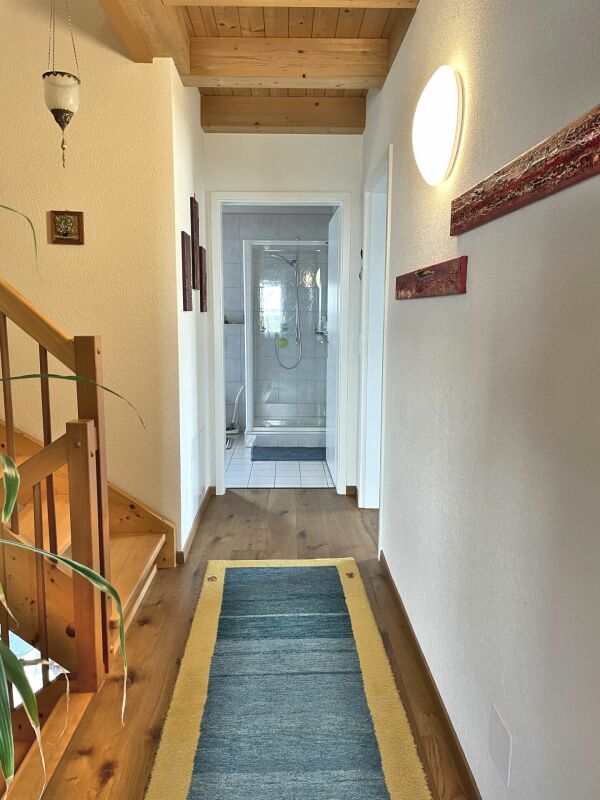 Flur mit Treppe und Badblick