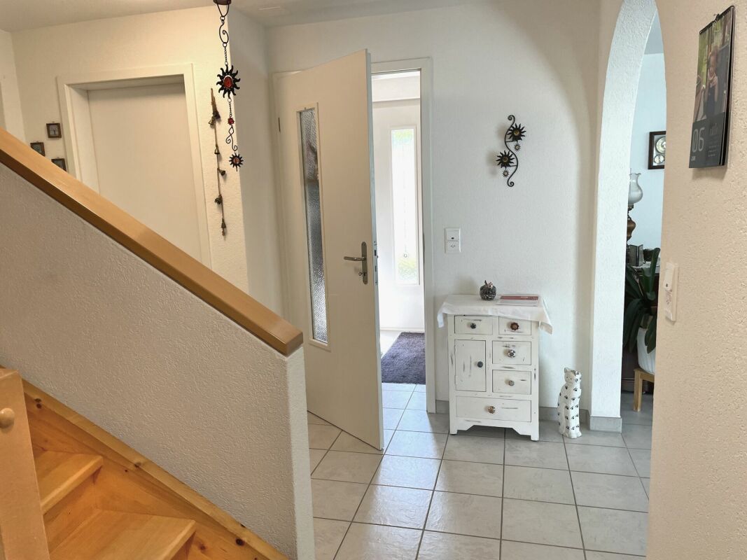 Eingangsbereich mit Treppe und offener Tür