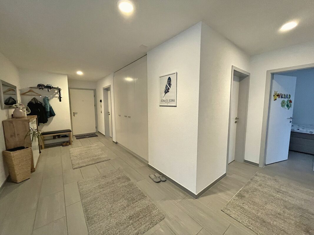 Heller Flur mit Garderobe und mehreren Türen