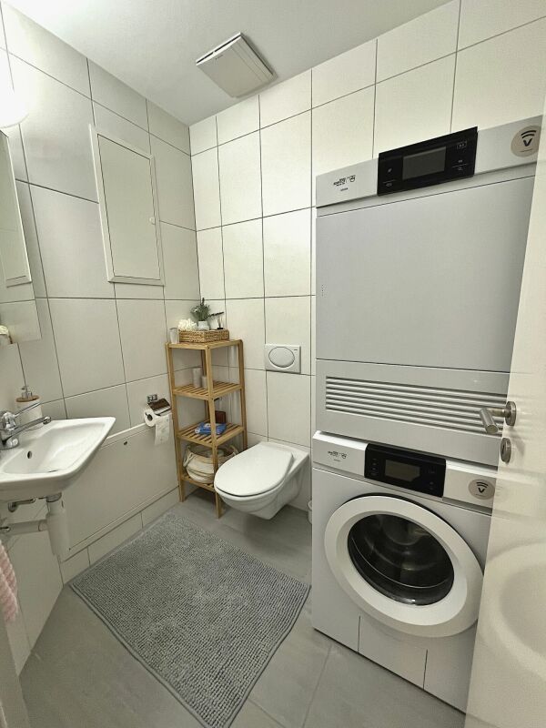 Kleines Gästebad mit Waschmaschine und Trockner