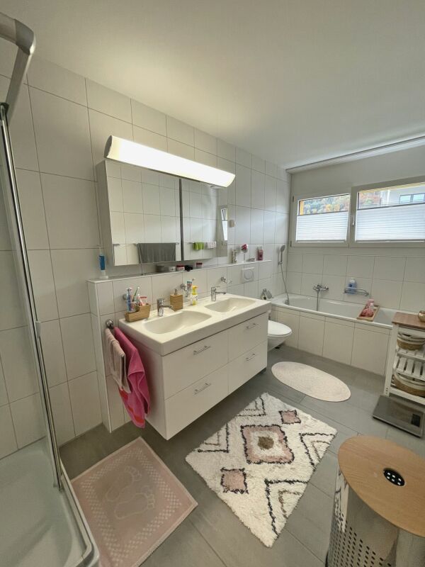 Modernes Badezimmer mit Doppelwaschtisch und Badewanne