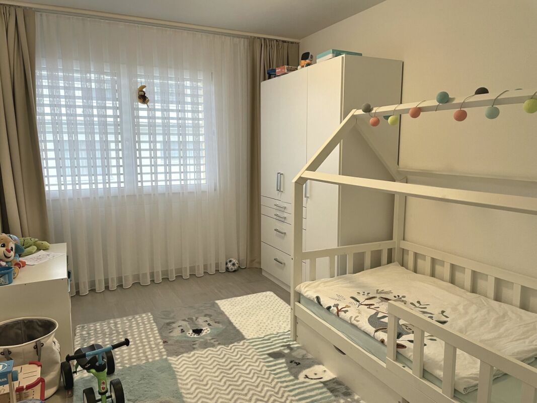 Kinderzimmer mit Einzelbett und Kleiderschrank