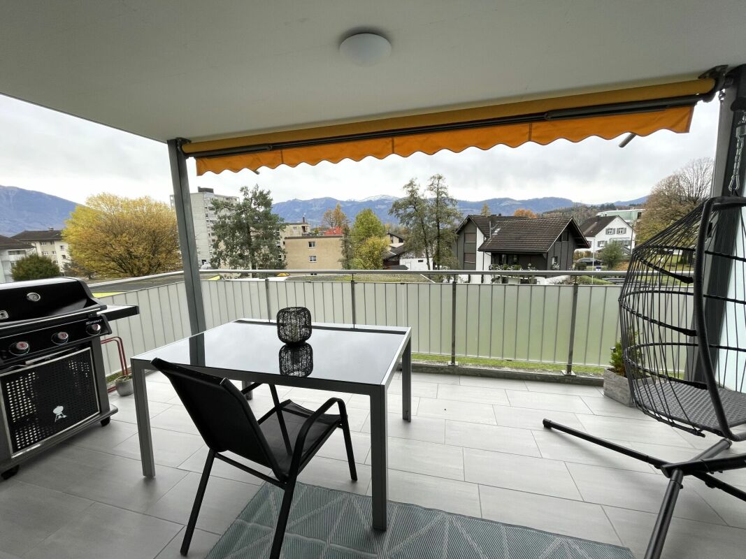 Überdachte Terrasse mit Bergblick