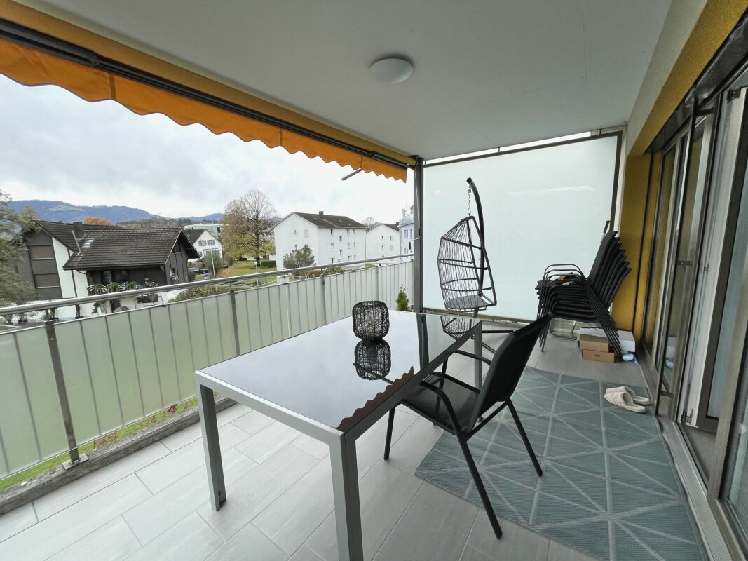 Überdachter Balkon mit Sitzbereich
