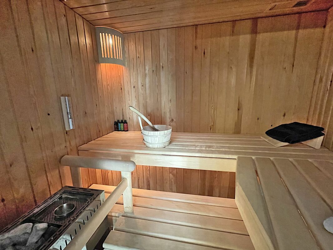 Holzsauna mit Saunaofen