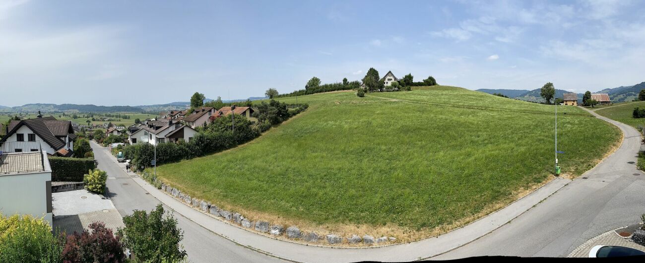 Ländliche Hügellandschaft mit Wohngebiet