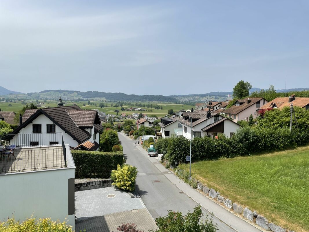 Wohnstraße mit Berg- und Talblick