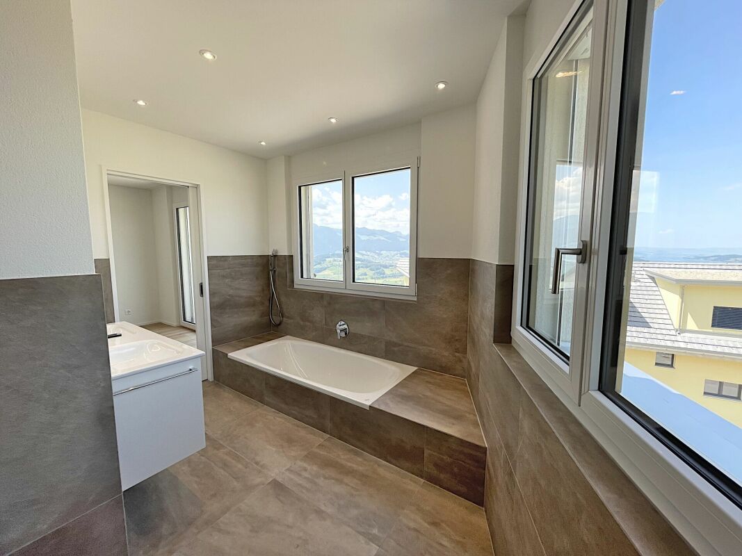 Modernes Badezimmer mit Aussicht