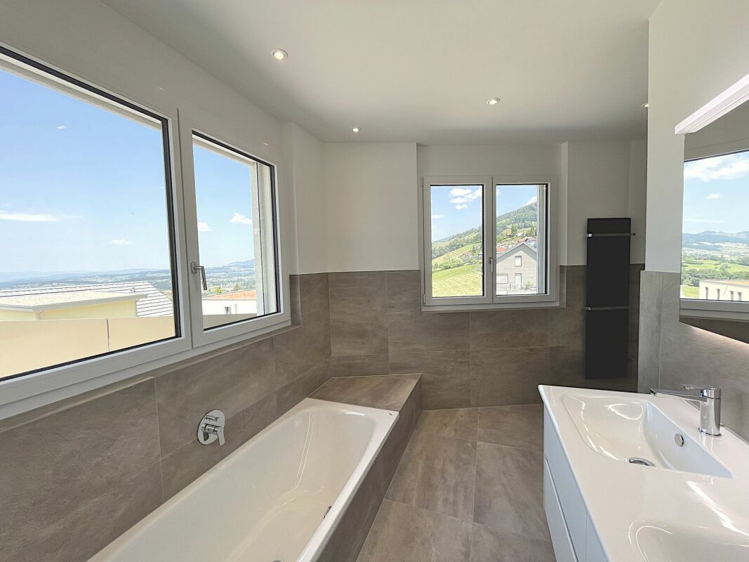 Modernes Badezimmer mit Blick ins Grüne