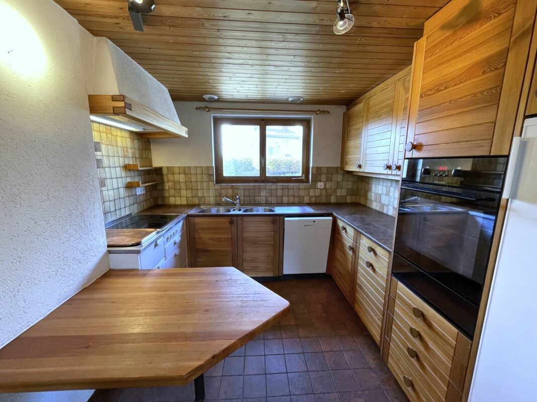 Kleine rustikale Küche mit Holzfronten