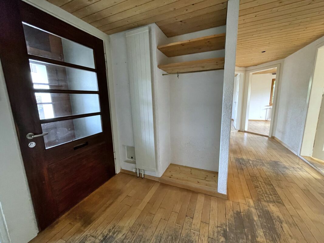 Eingangsbereich mit Holztür und Einbauregalen