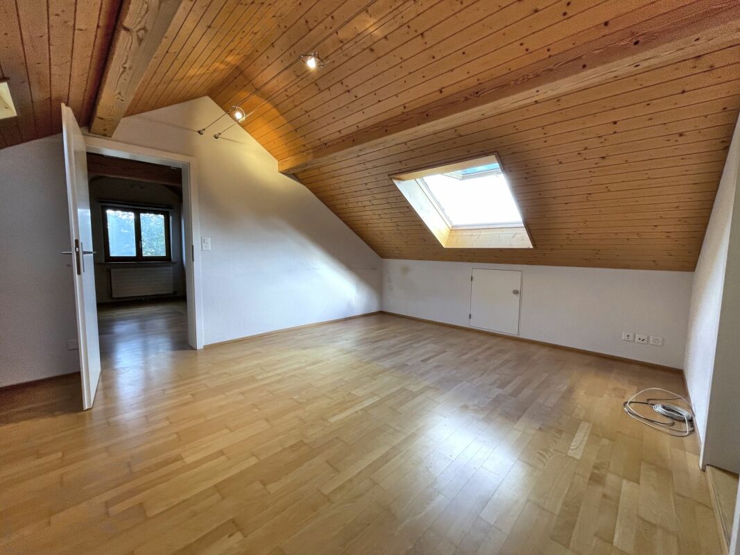 Dachzimmer mit Holzdecke und Dachfenster