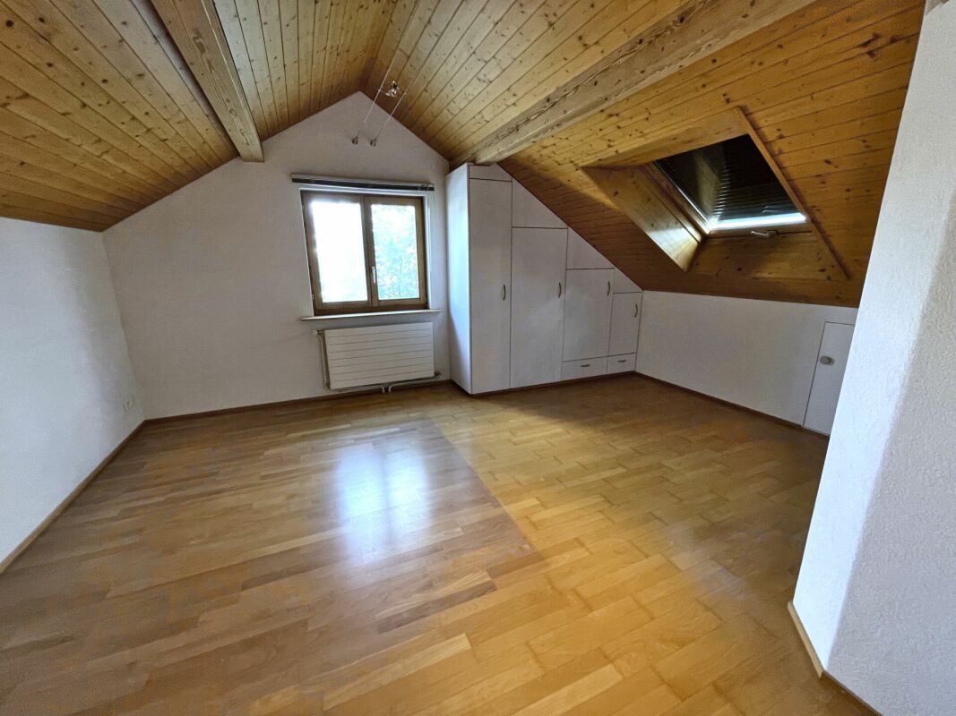 Dachzimmer mit Holzdecke