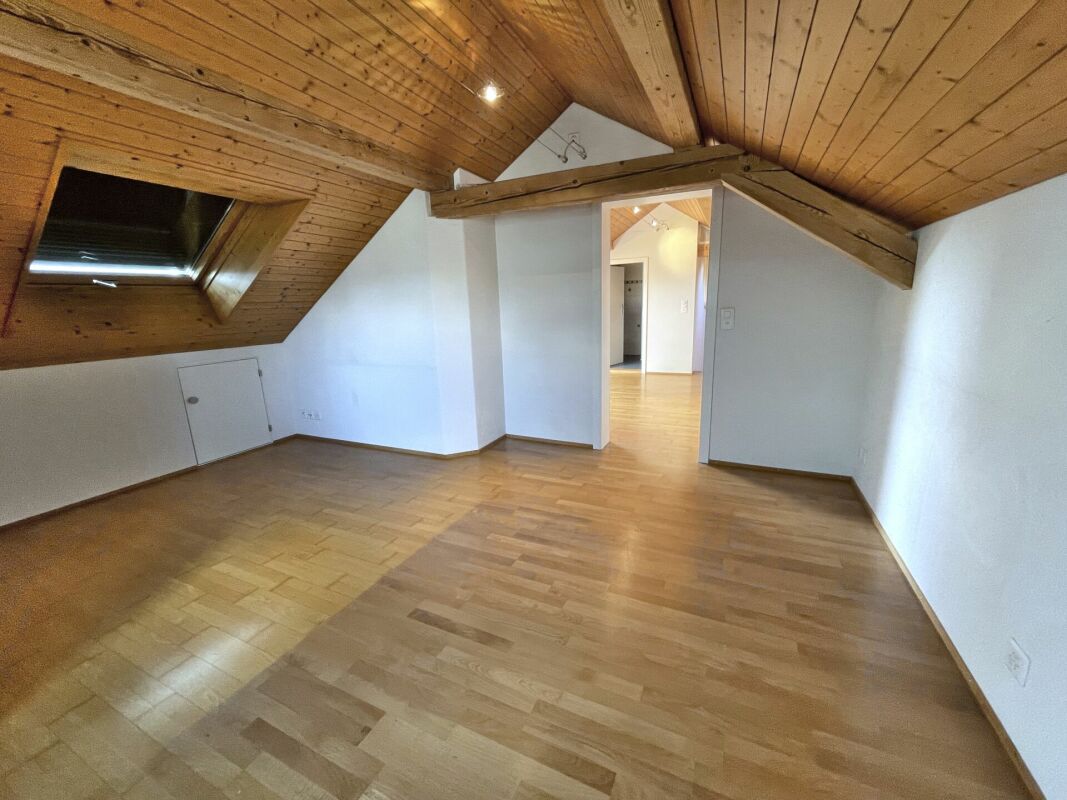 Dachgeschosszimmer mit Holzdecke