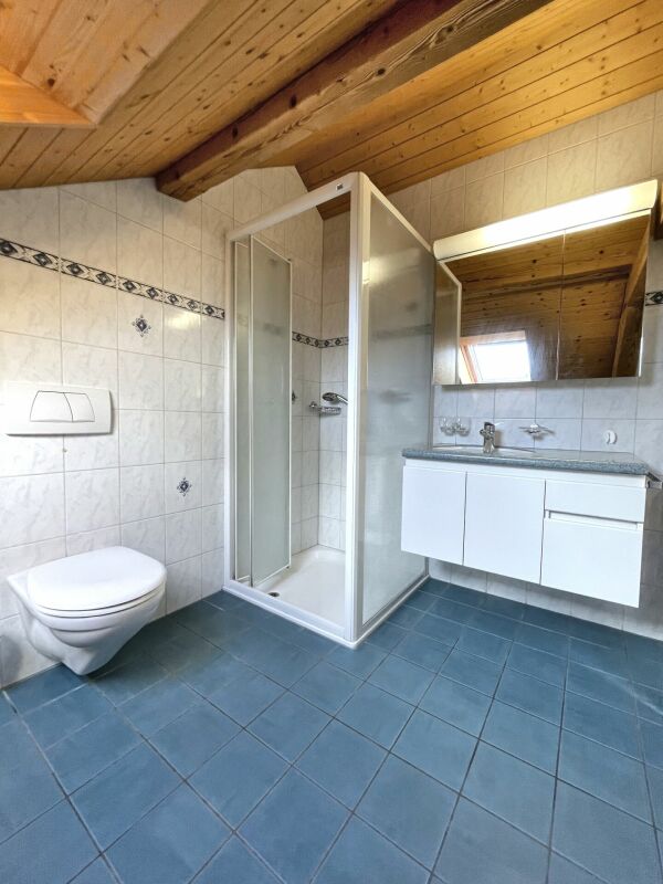 Badezimmer mit Dachschräge